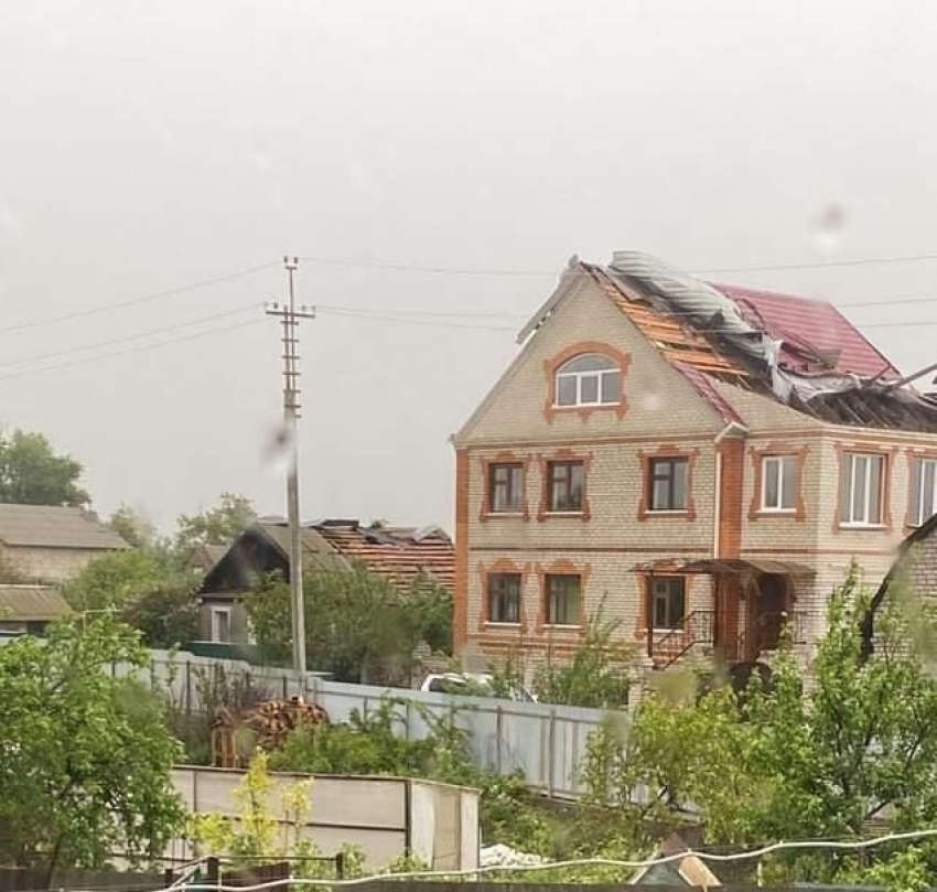 Сорвавший крышу ураган в Иловле сняли на видео