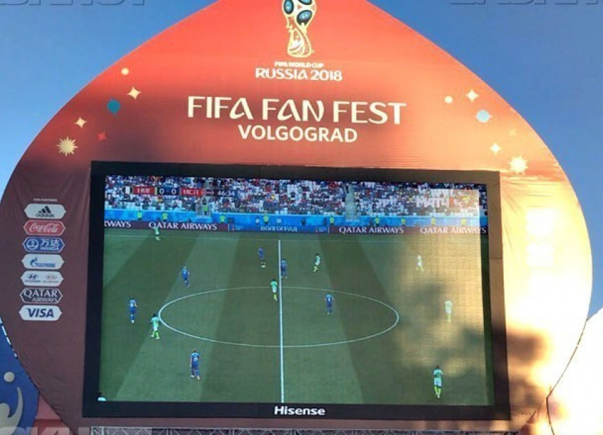 Гимн FIFA на пяти языках споют несколько тысяч человек на набережной Волгограда 