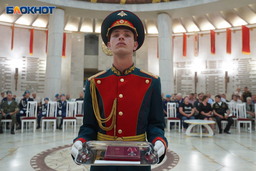 Боевые награды передали родным 10 погибших на Украине волгоградцев