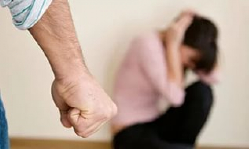 Под Волгоградом мужчина сильно избил руками и ногами приятельницу