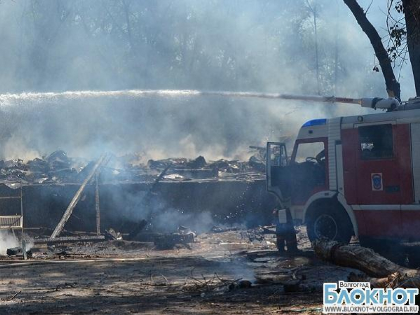 В Волгограде горел ночной клуб, а в области — баня