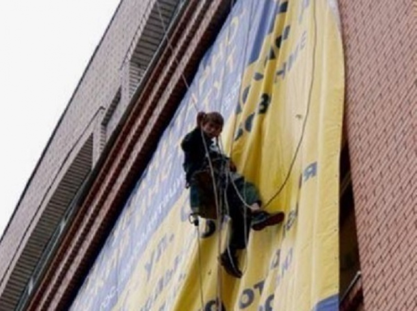 В центре Волгограда с фасада дома демонтировали незаконный банер 
