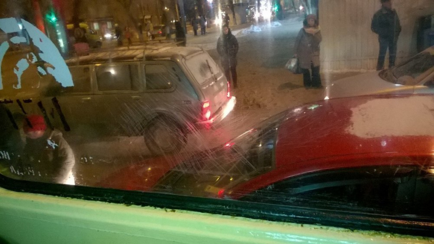 Автоледи парализовала движение трамваев в Волгограде