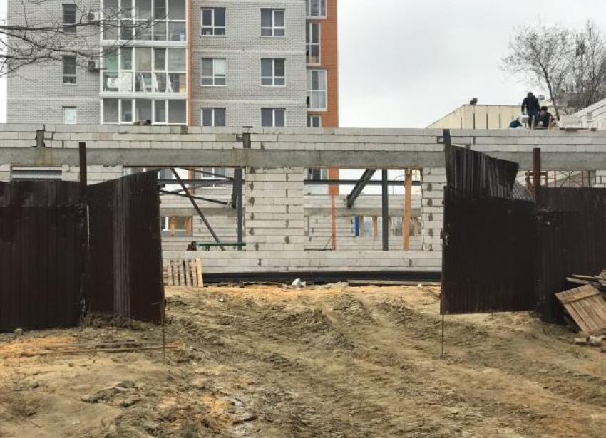 Жители Краснооктябрьского района Волгограда обеспокоены сомнительной постройкой во дворе