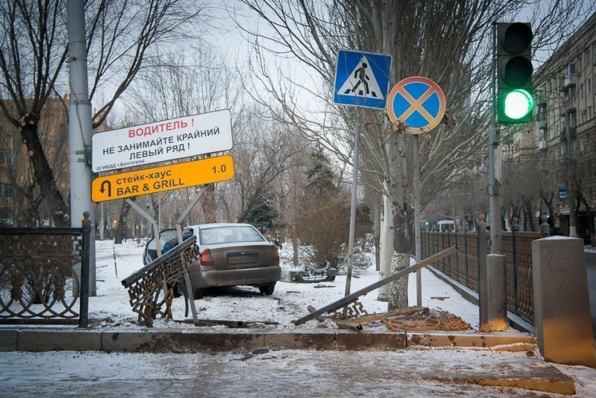 Женщина на Hyundai снесла ограду в центре Волгограда
