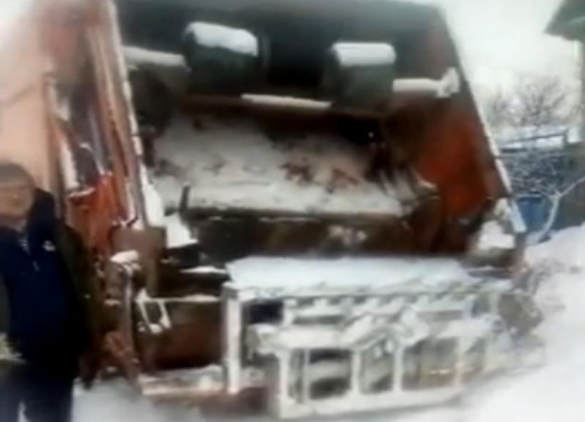 Застрявший по пути в Разгуляевку мусоровоз из-за отсутствия дороги и снегопада попал на видео 