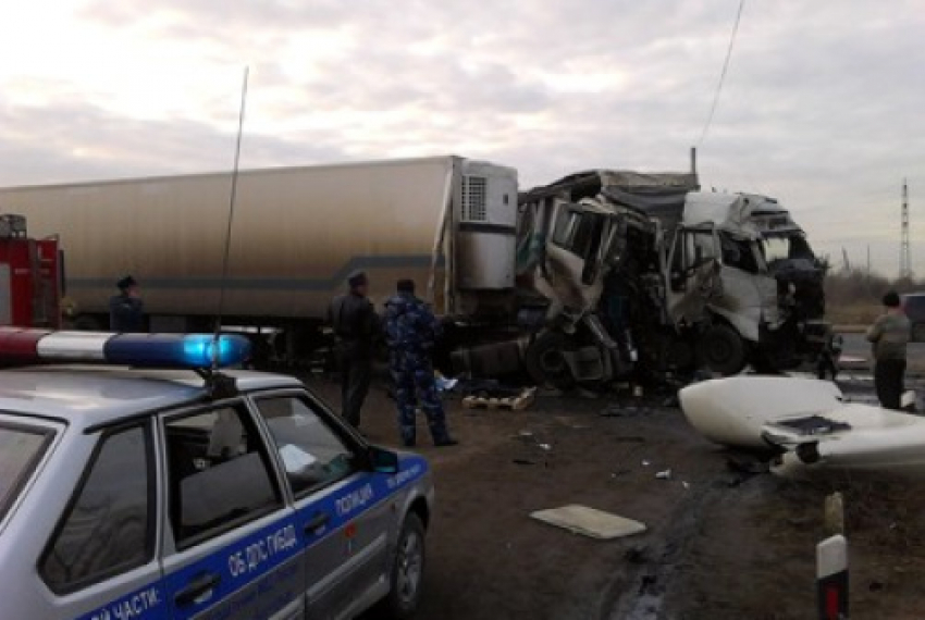 Два водителя покалечились в аварии грузовиков на III-й Продольной в Волгограде