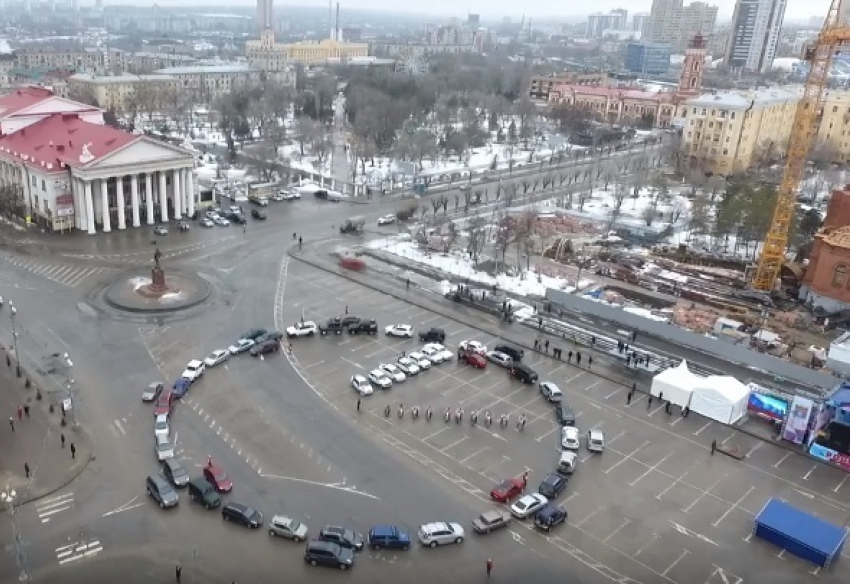 Гигантские часы из 50 авто попали на видео в Волгограде