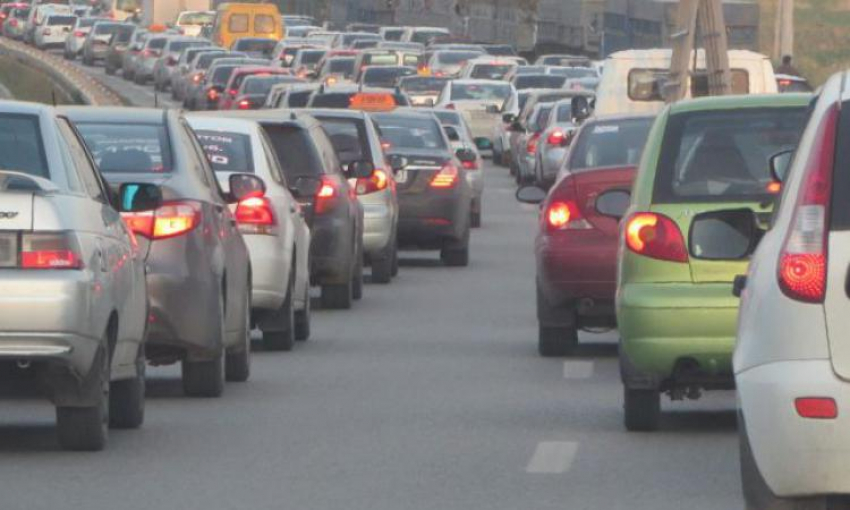 Проспект Ленина в Волгограде встал в многокилометровую пробку
