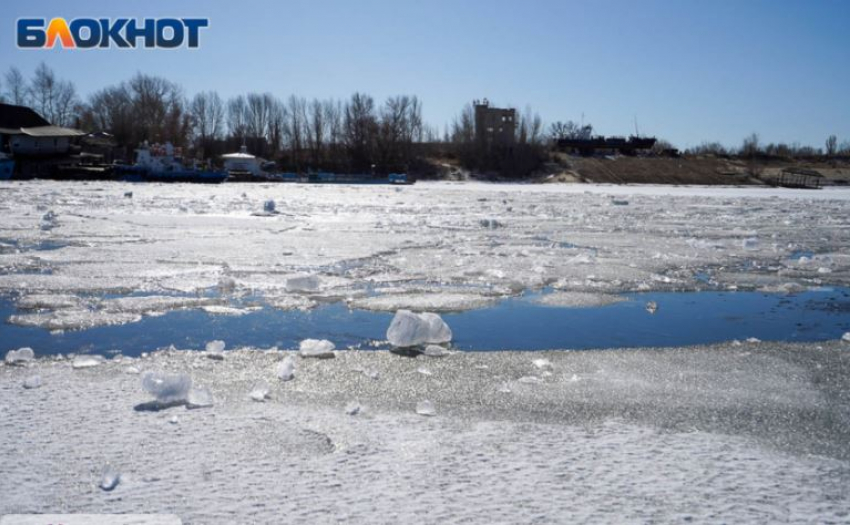 Рыхлый лед массово оставил без воды Волгоград