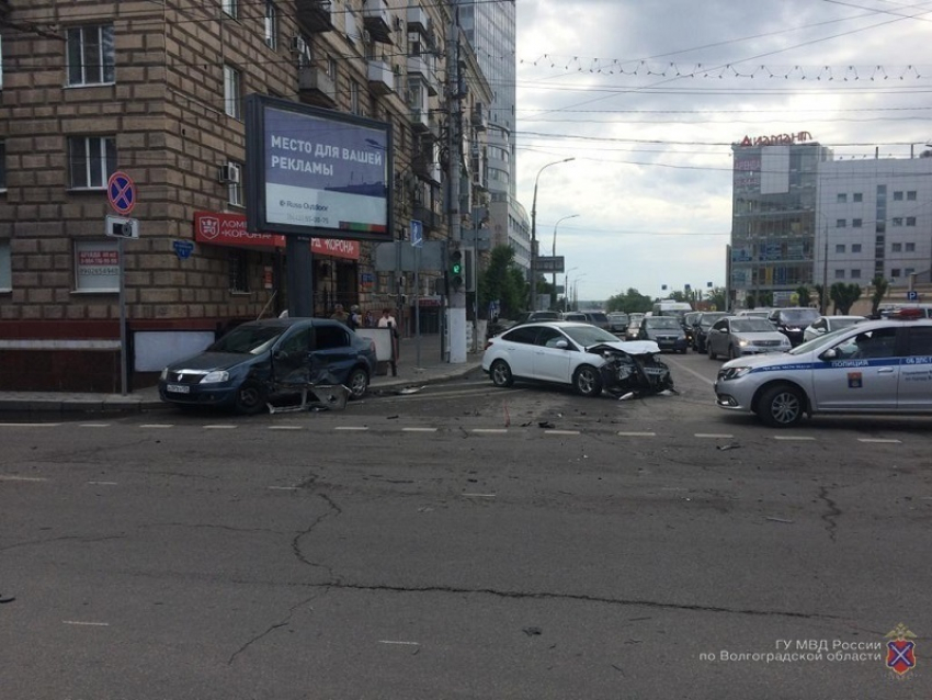 Стали известны подробности попавшего на видео ДТП на улице Комсомольской в Волгограде