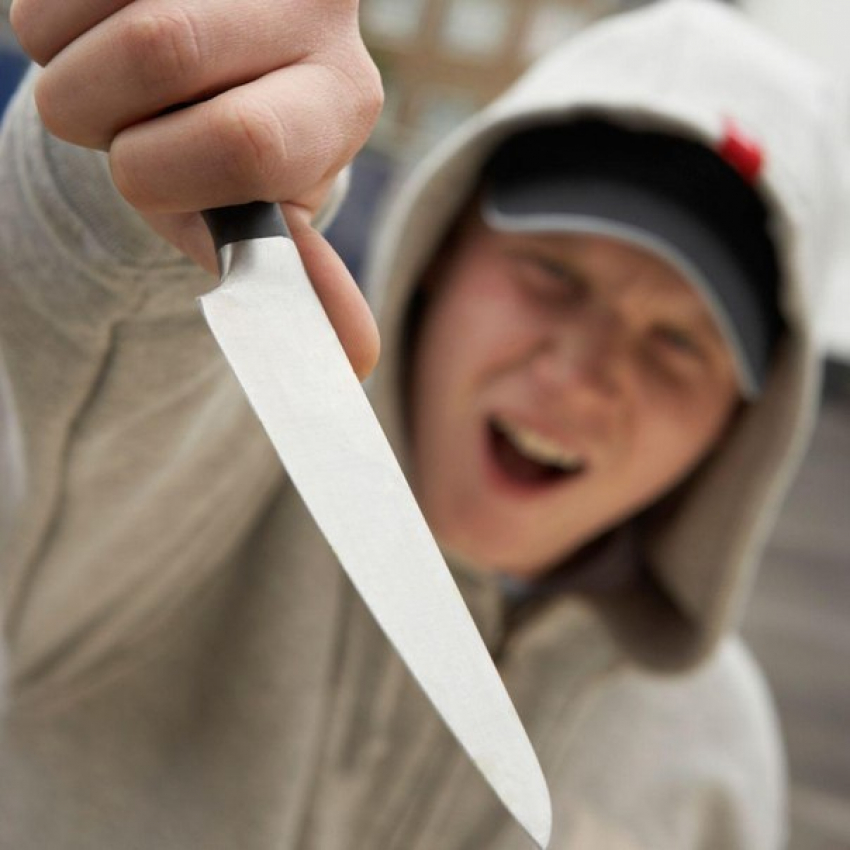 В Волгограде 13-летний мальчик с ножом напал на детей