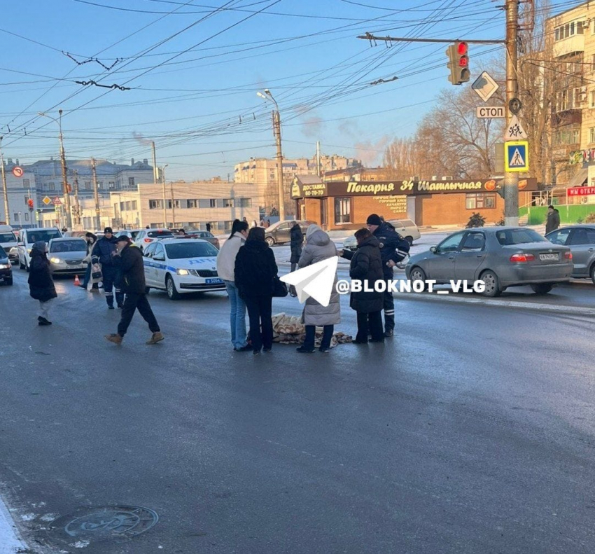 На оживленном пешеходном переходе утром сбили волгоградку