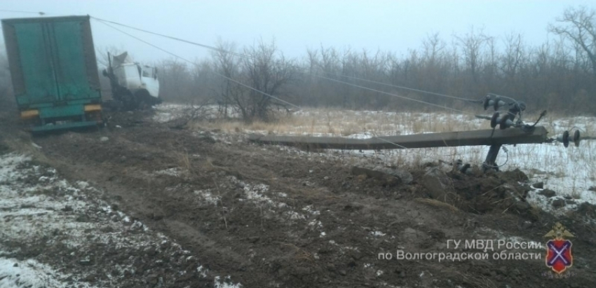 Под Волгоградом грузовик протаранил световую опору: водитель в больнице