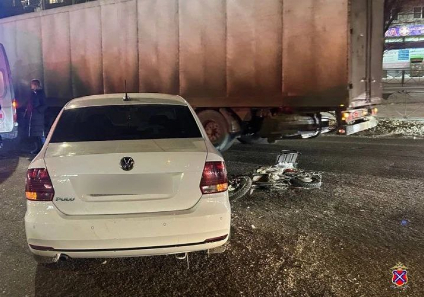 Два курьера на электровелосипедах попали под машину в Волгограде 