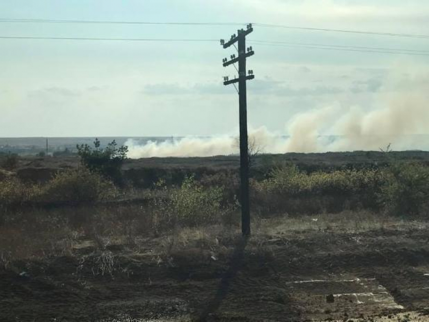 Под Волгоградом депутат обнаружил горящую свалку