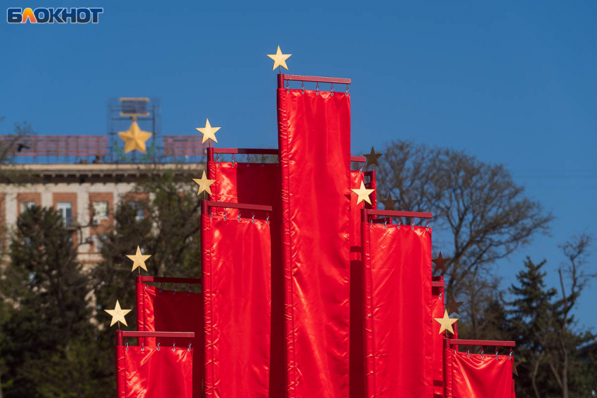 Тысячи флажков и сотни флагов на пять миллионов закупают для улиц Волгограда