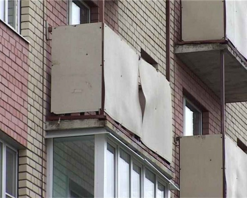 В Волгограде при падении с балкона 5 этажа скончалась 29-летняя девушка