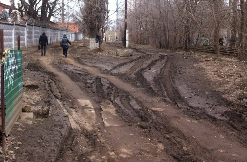 В грязевое месиво превратилась улица Пугачевская после открытия Нулевой продольной