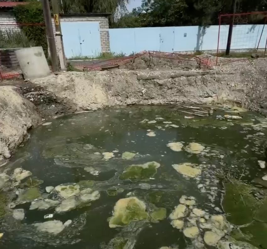 Пугающий водопад появился на брошенном посреди дороги котловане в Волгограде 