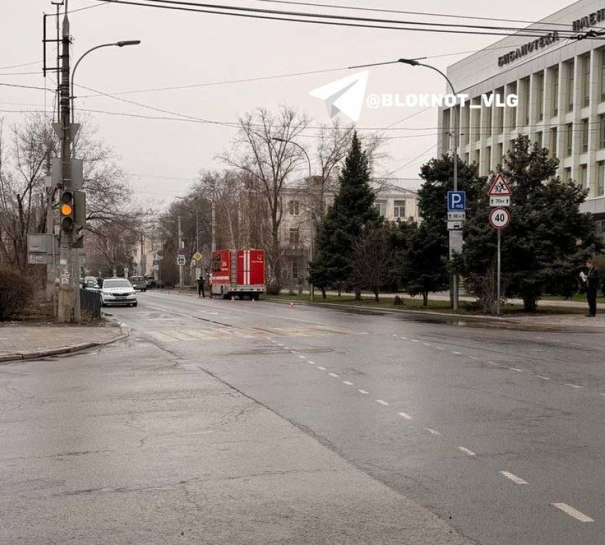 Скопление автомобилей МЧС и ДПС заметили в центре Волгограда