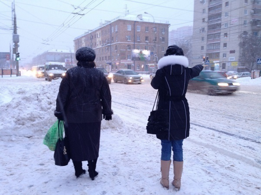 Дорожники не успевают очищать улицы Волгограда от снега