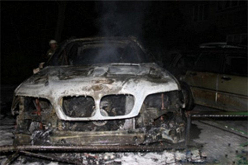 Под Волгоградом одновременно сгорели Reno и BMW X5