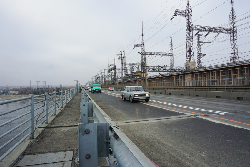 На мосту через Волжскую ГЭС с опозданием открыли движение по всем полосам