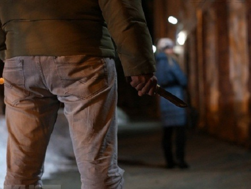 Грабитель-неудачник с ножом напал на женщину с ребенком в Урюпинске