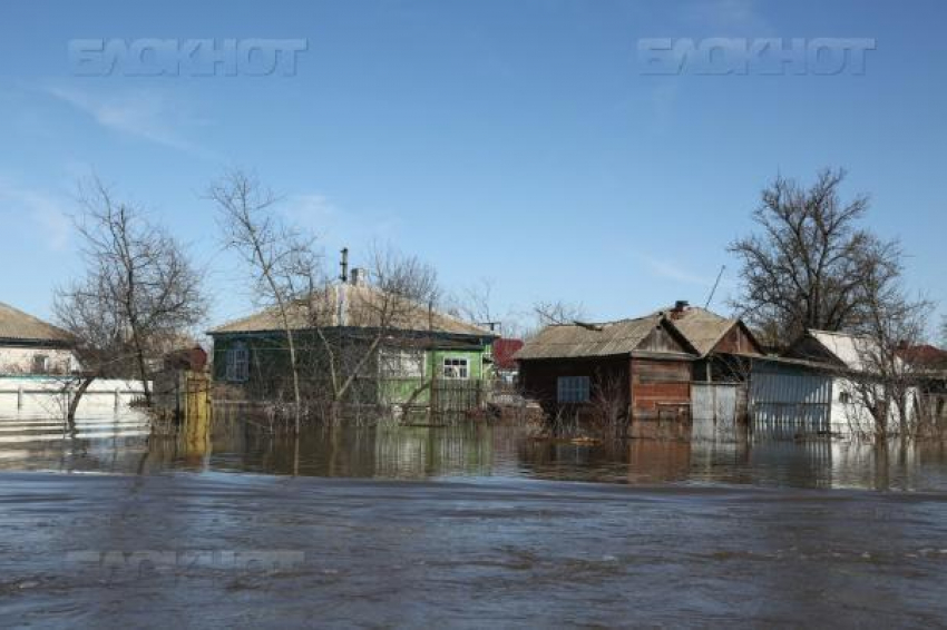 В затопленном паводком районе Волгоградской области не хватает врачей