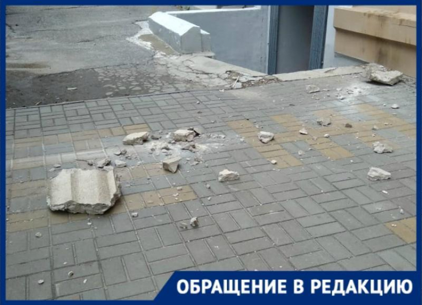 Карниз жилого дома рухнул в центре города в Волгограде