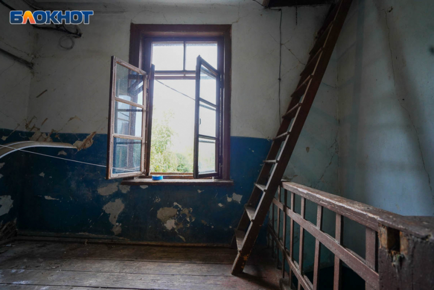 Житель Волгограда отделался ушибом после падения из окна многоэтажки