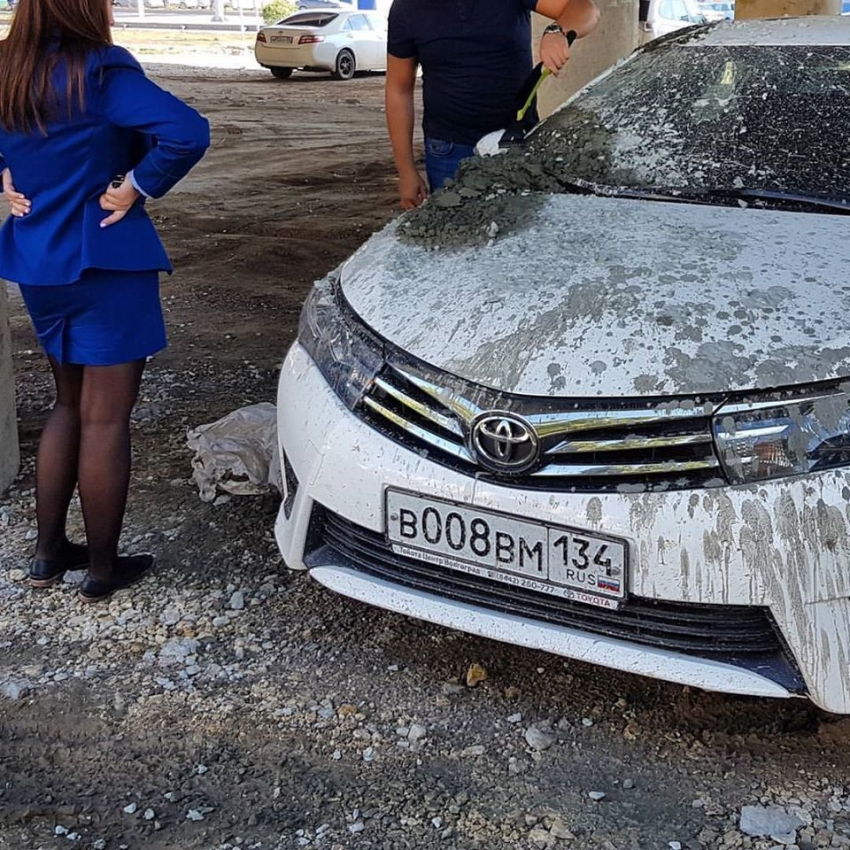 Рабочие залили в Волгограде бетоном машину помощницы прокурора Котельниковского района 
