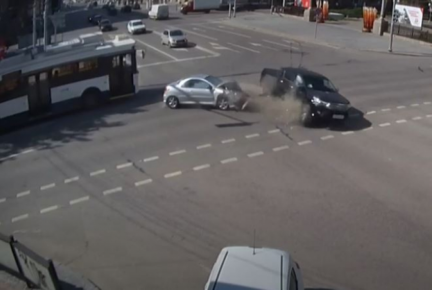 На видео попало ДТП иномарок на перекрестке с Комсомольской в Волгограде