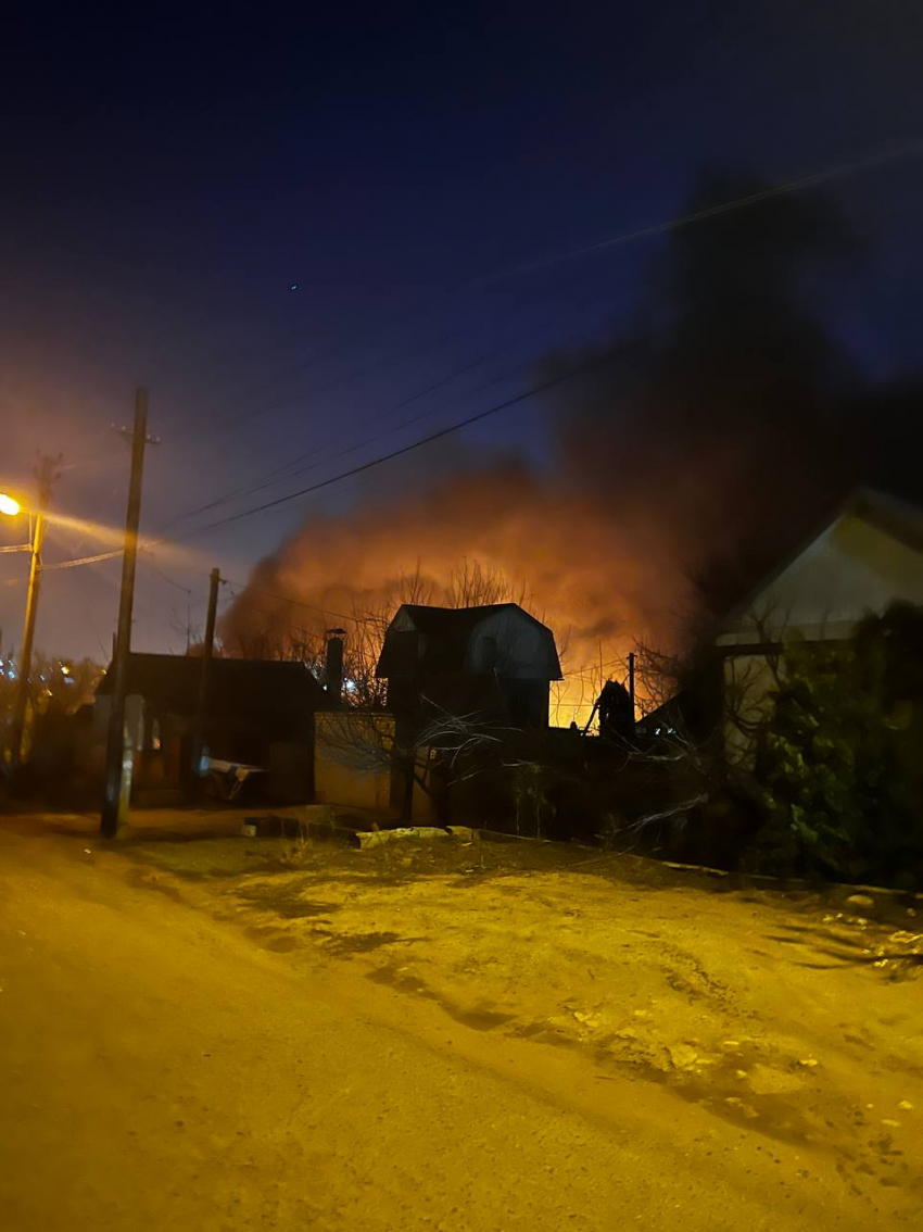 Огненные столбы у гаражного кооператива сняли на видео в Волгограде