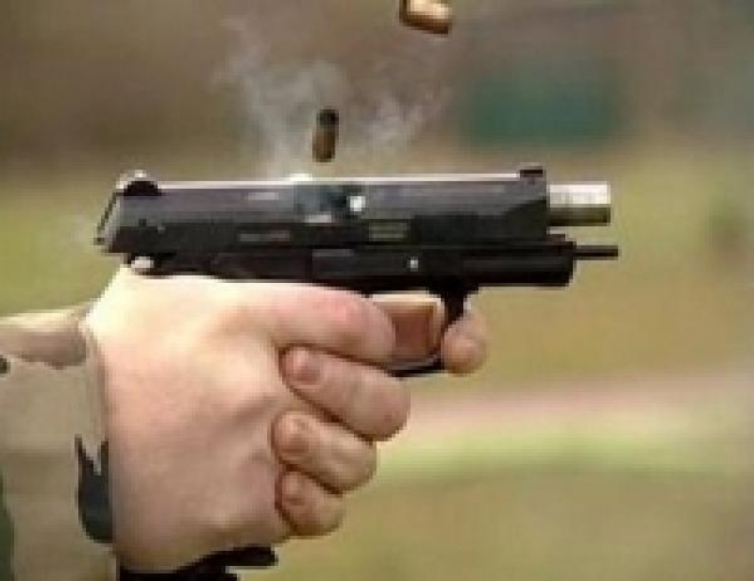 В Волжском коллектор с пистолетом выбивал долг у заемщика