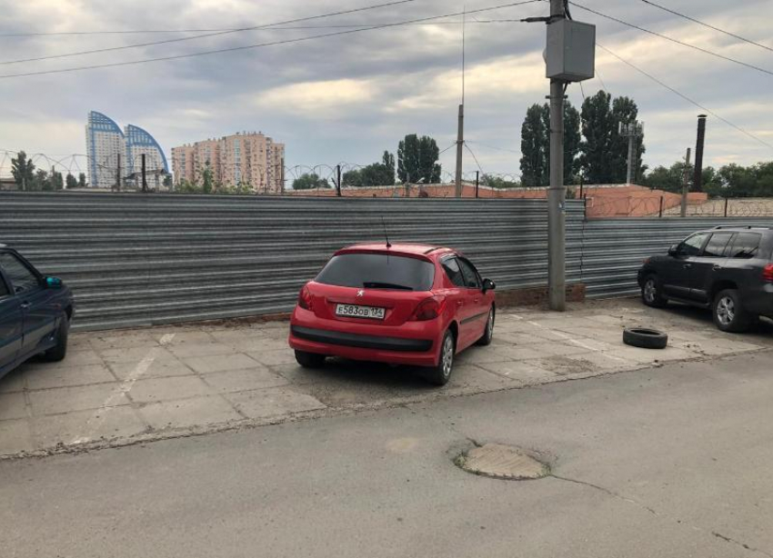 Автоледи на красном Peugeot и шина - мастера парковки в Волгограде