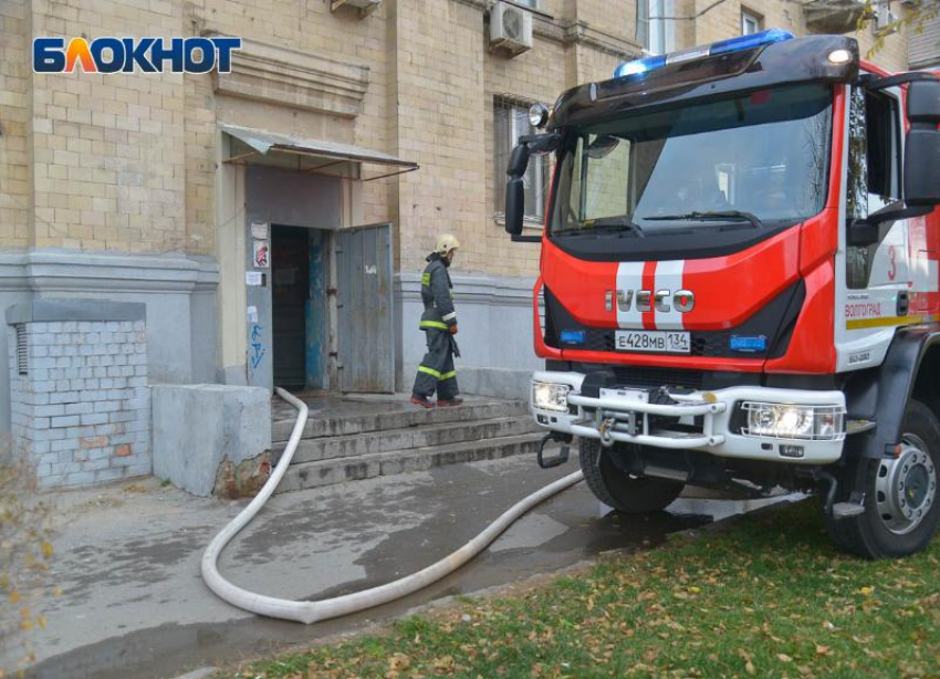 Женщина погибла в пожаре в многоквартирном доме в Волгограде