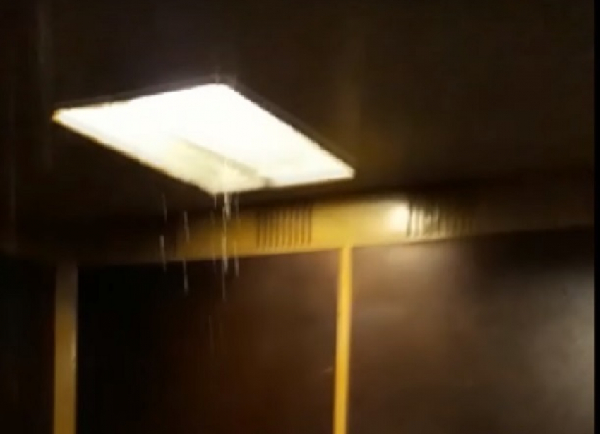 Затопленный лифт многоэтажного дома сняли на видео в Волгограде