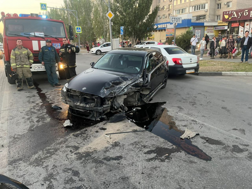 Три человека пострадали в столкновении  BMW и маршрутки под Волгоградом