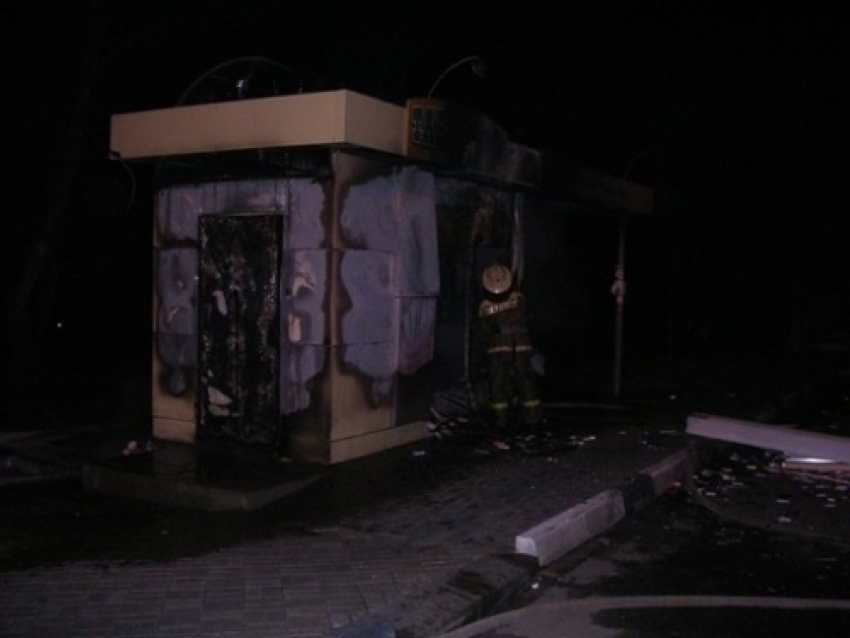 В Дзержинском районе Волгограда сожгли киоск