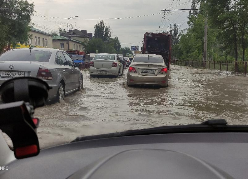 Три района Волгограда затопило после сильного утреннего дождя