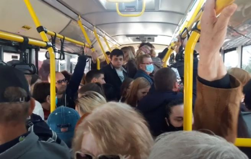 «Зачем над нами издеваются»: видео набитых битком автобусов снимают волгоградцы