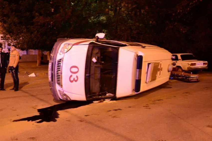 В центре Волгограда от столкновения с ВАЗ-21099 перевернулась карета скорой помощи