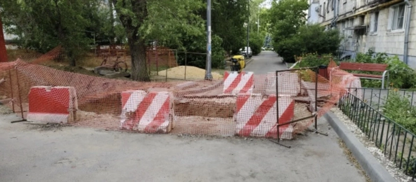 Очередные раскопки на месяц оставили центр Волгограда без дороги 