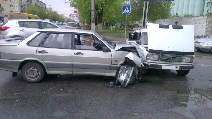 В ДТП в Волгограде пострадал пенсионер-нарушитель и его пассажир