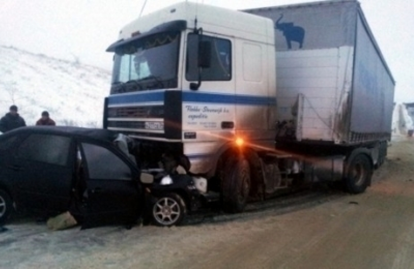 На трассе «Волгоград - Сызрань» «Гранта» залетела под грузовик: погибла половина семьи
