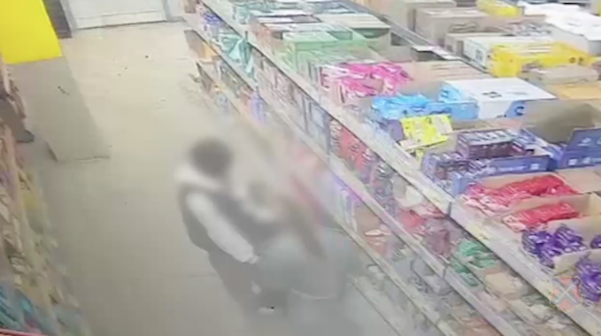 Наглая кража подростков в продуктовом попала на видео под Волгоградом 