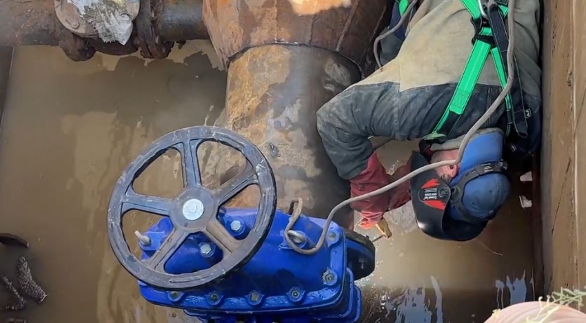 По колено в воде меняют 20-летнее гнилье: ради чего без воды оставили три района Волгограда
