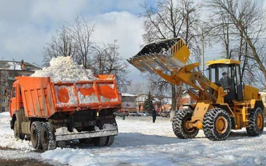 Со снежными завалами в Волгограде борются штрафами и реагентами